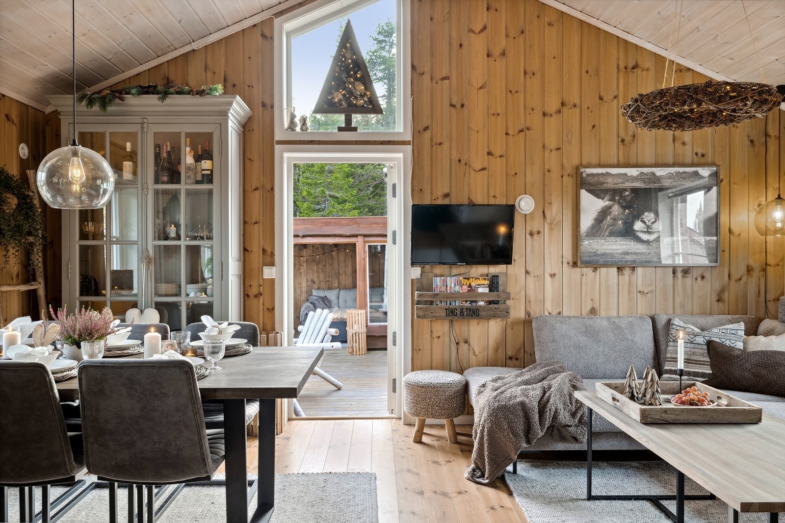 I stuen er det god takhøyde og terrassen og utestuen gir en fin forlengelse i sommerhalvåret. Galleribilde