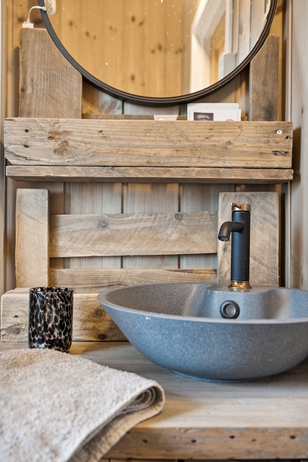 Sanitærrom med delikat håndvask Galleribilde