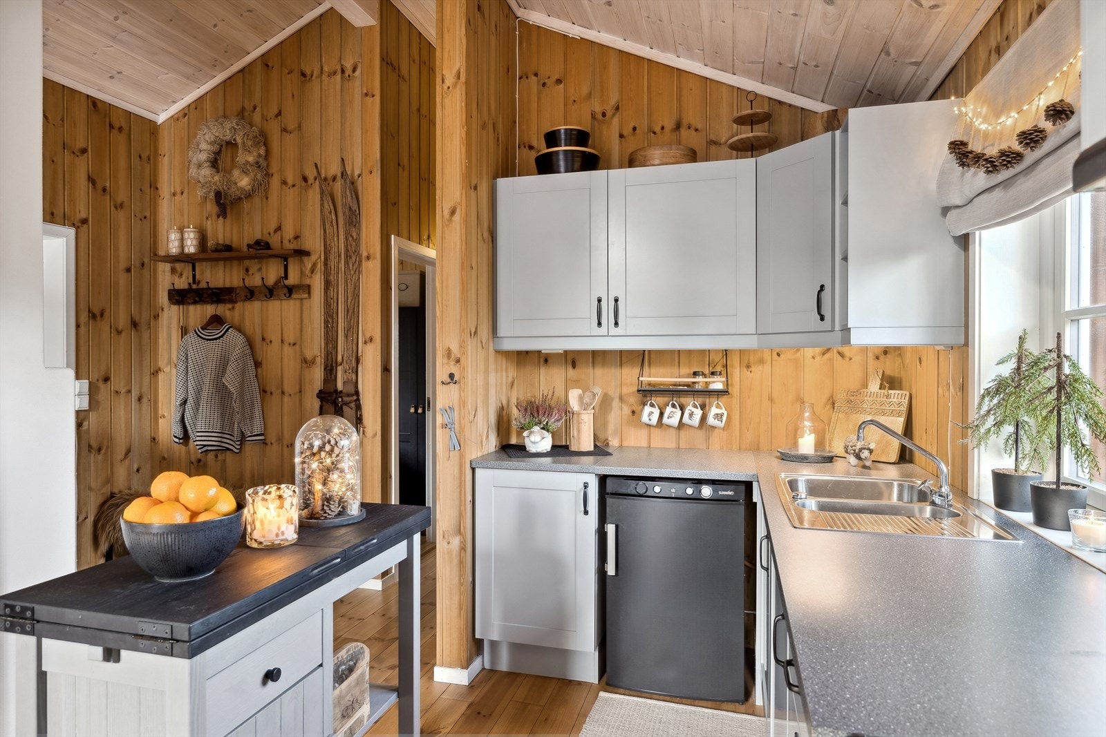 Kjøkkenet er utstyrt med propanbasert komfyr og kjøleskap. Det er kjøkkenventilator med avtrekk ut. Galleribilde