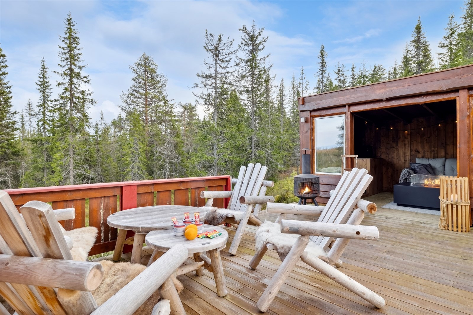 Terrassen er tilknyttet en hyggelig hagestue/ gapahuk. Galleribilde