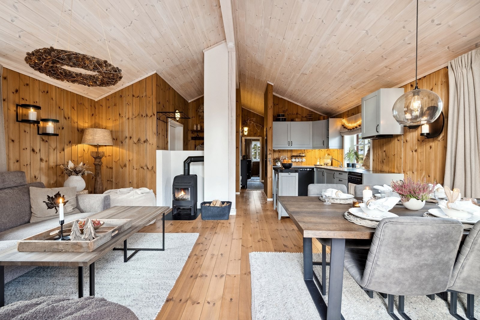 Det er god plass for både sofamøblement og spisestue. Det er furugulv og trepanel på både vegger og i tak. Galleribilde