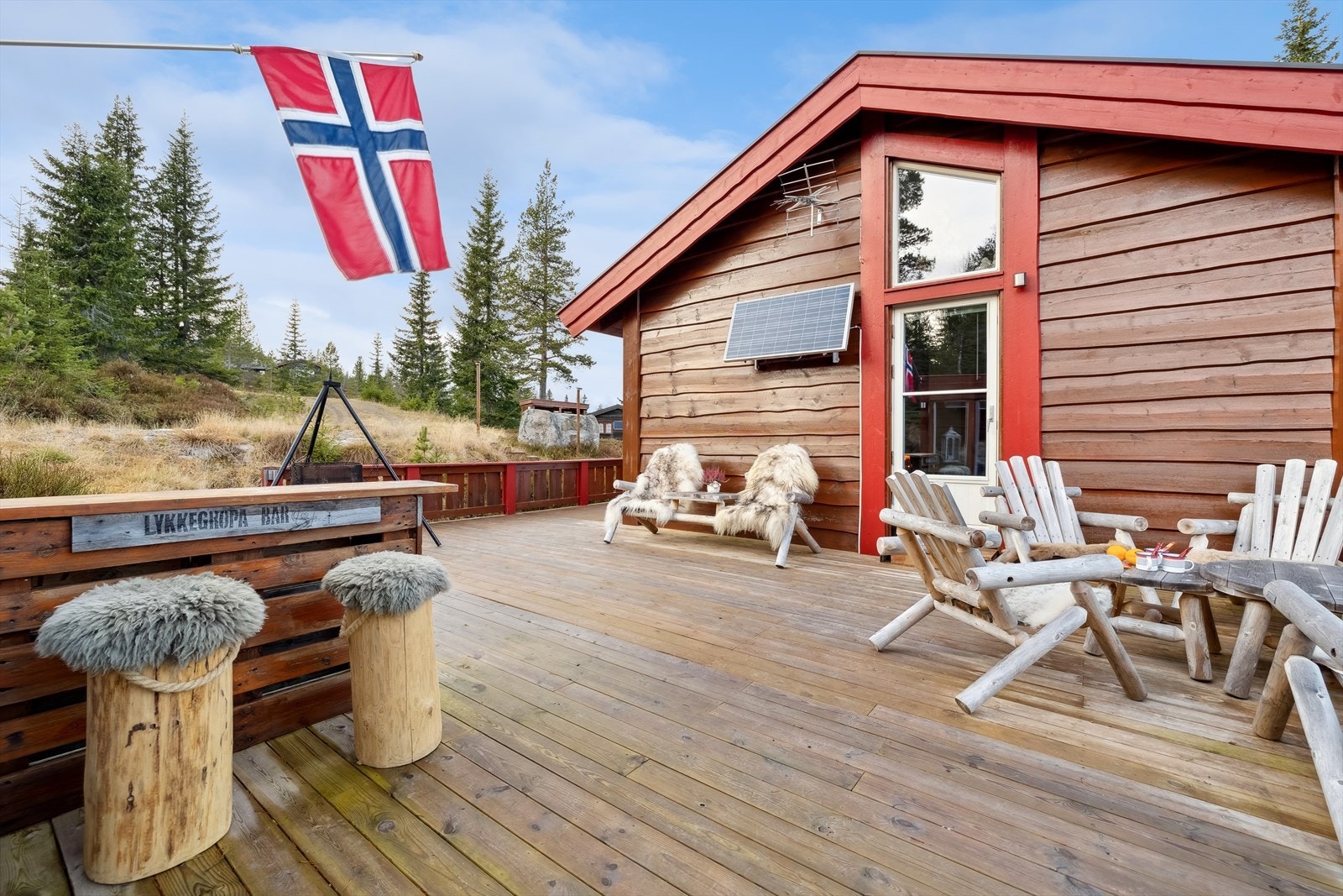 Utgang fra stuen til stor terrasse som er vendt mot sør-øst. Galleribilde