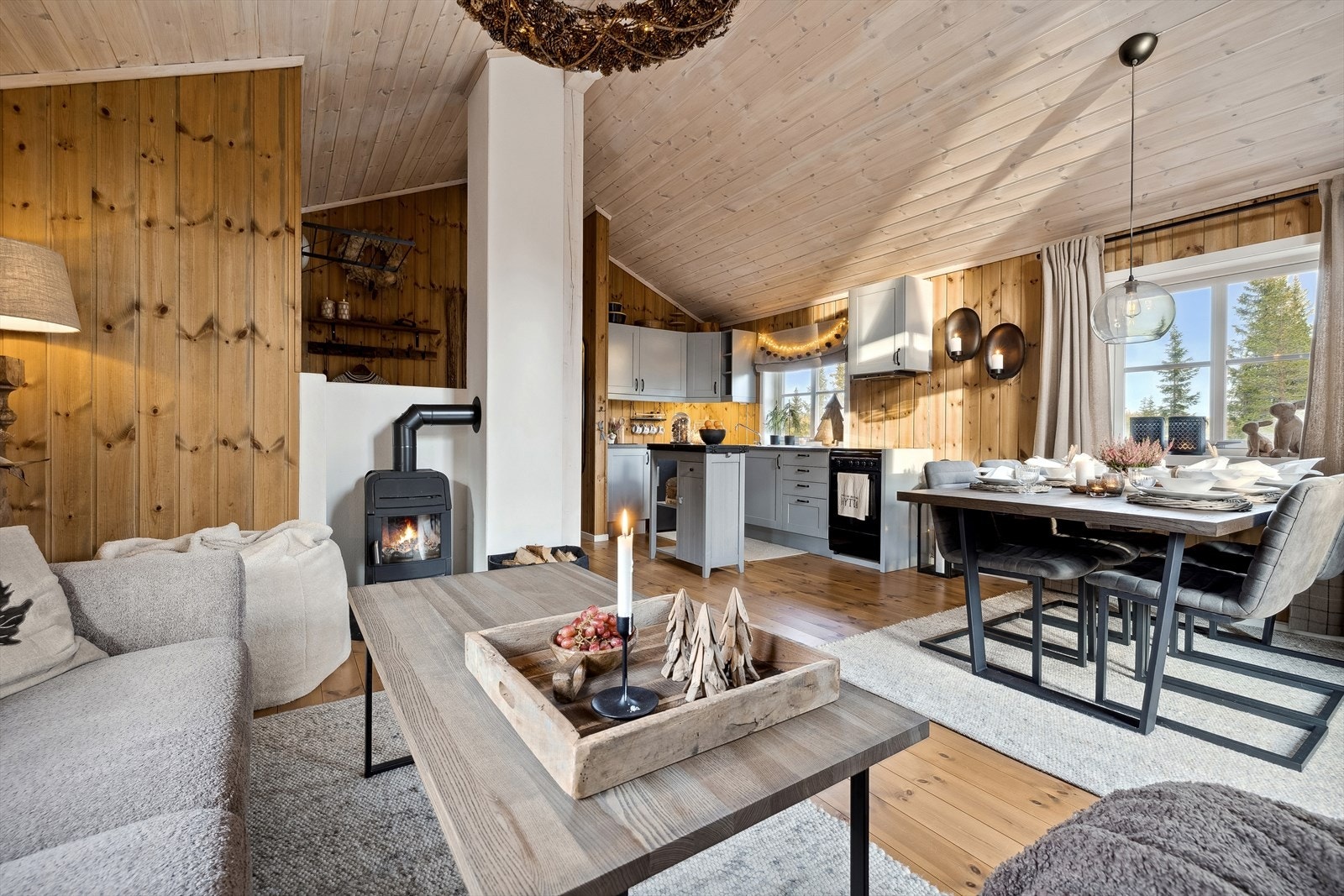 Lys og romslig stue med fin åpen kjøkkenløsning. En koselig peisovn skaper deilig varme og den perfekte hyttestemningen, spesielt på kalde dager. Galleribilde