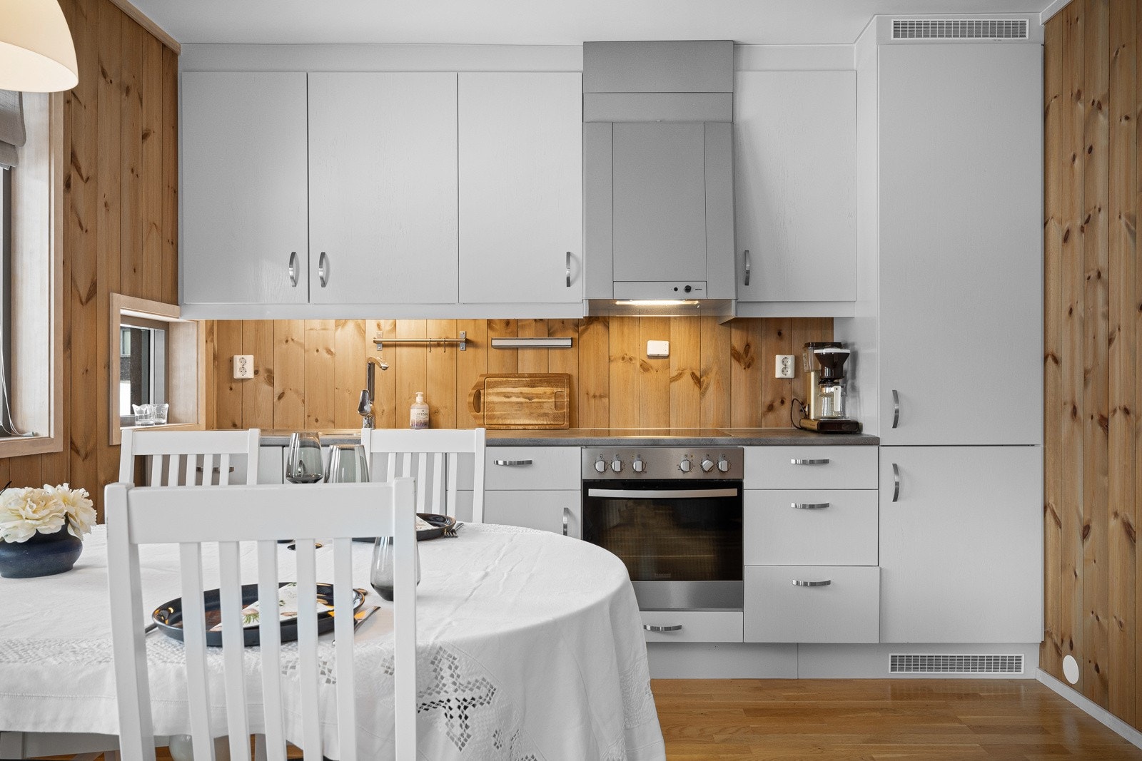 På kjøkkenet er det godt med skap og benkeplass. Galleribilde