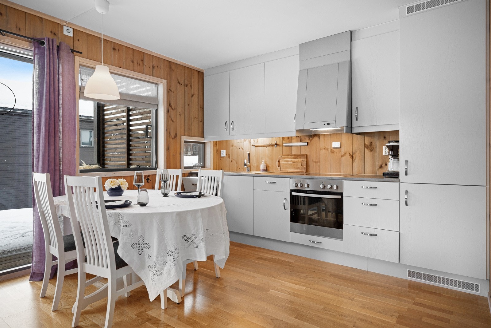 Fint kjløkken i gråtoner med integrerte hvitevarer. Galleribilde