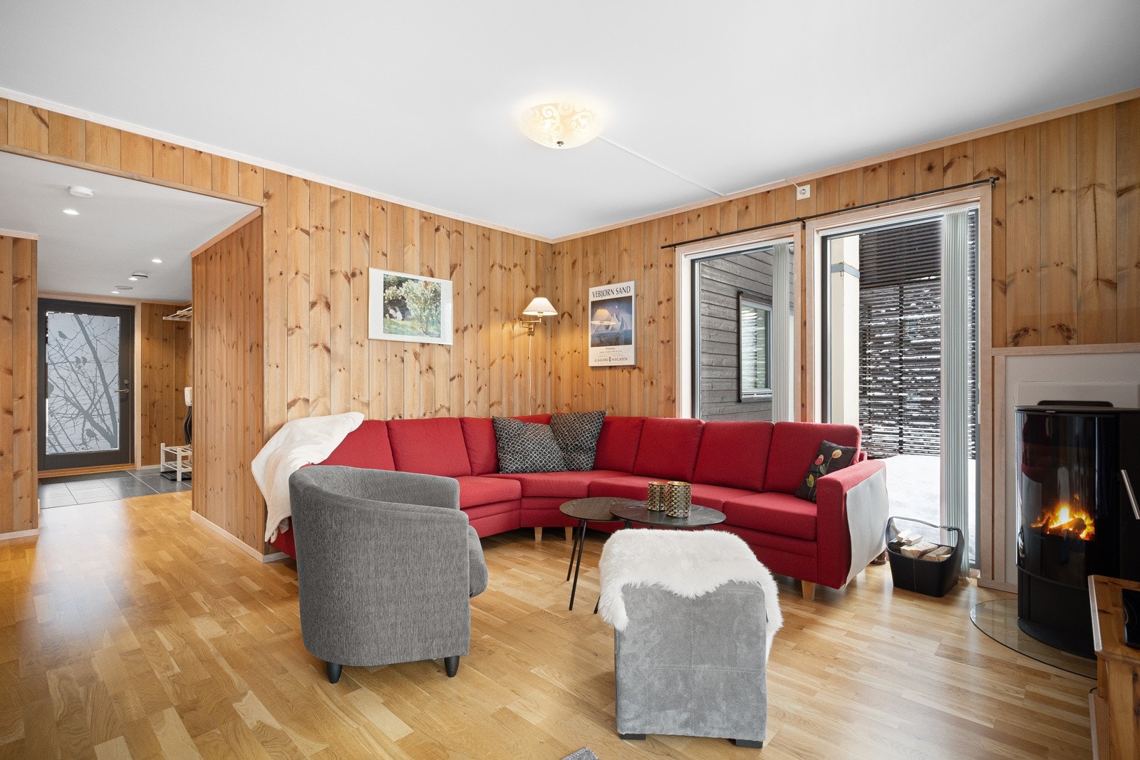 Stuen har plass til sofakrok og spisebordet plasseres naturlig mot kjløkkenet. Galleribilde