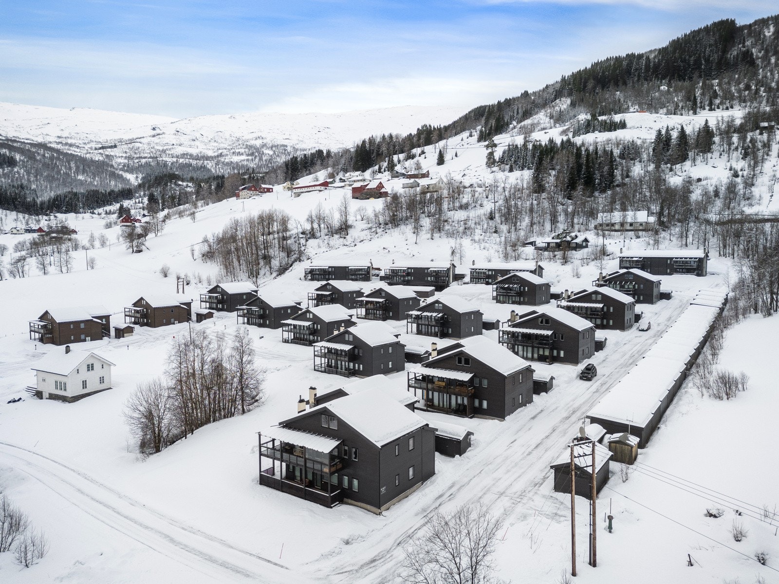 Fra eiendommen er det flotte turmuligheter like utenfor hyttedøren. Her er det kort avstand til langrensløype, toppturmuligheter og selvsagt Myrkdalen skissenter. Galleribilde