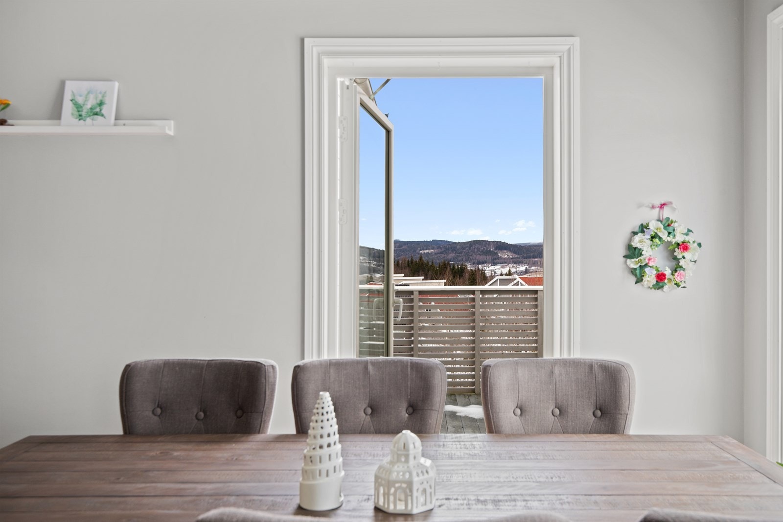 Ved spisesplassen er det terrassedør som slipper deg ut til balkongen. Galleribilde