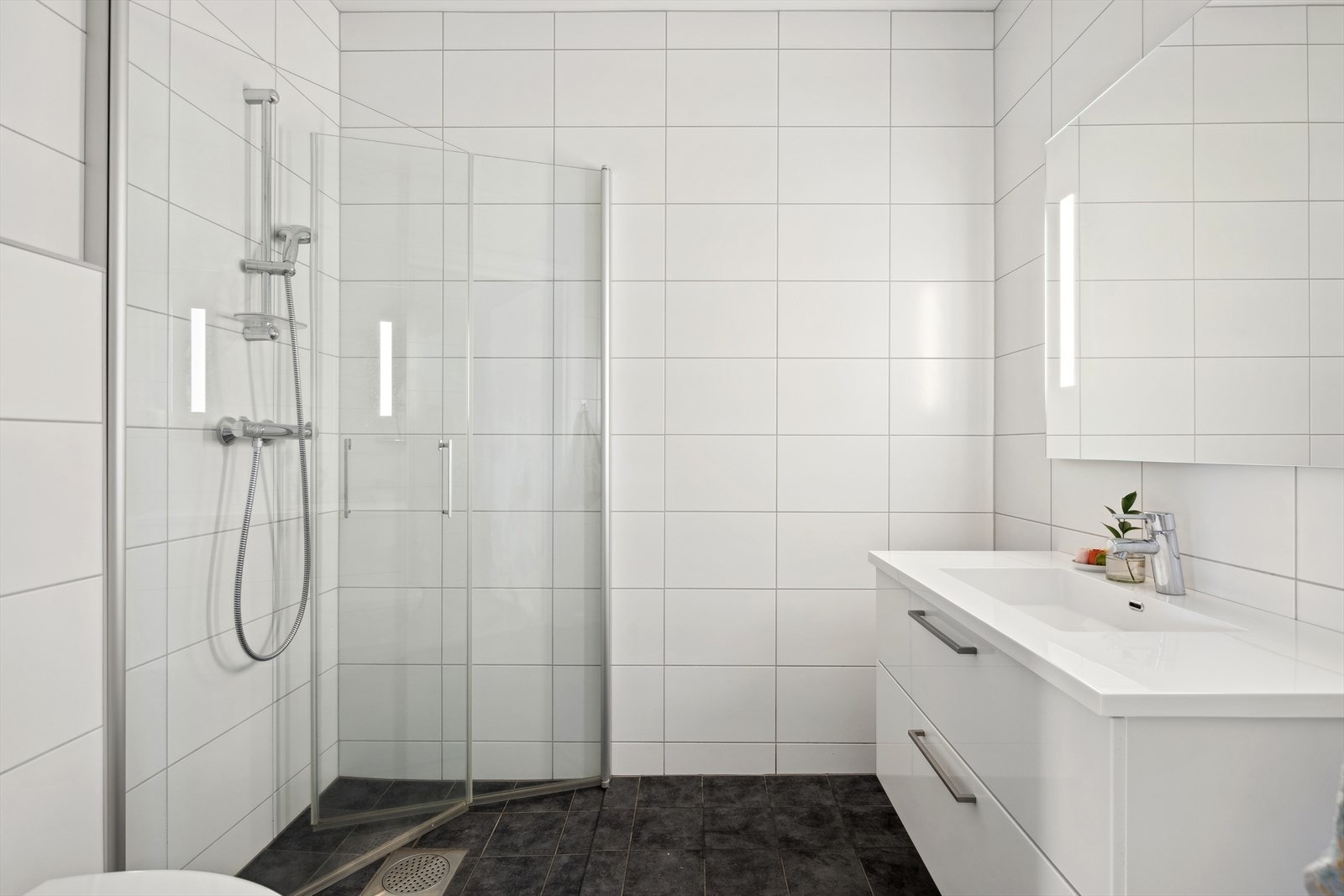 Flislagt baderom med elektriske varmekabler. Galleribilde