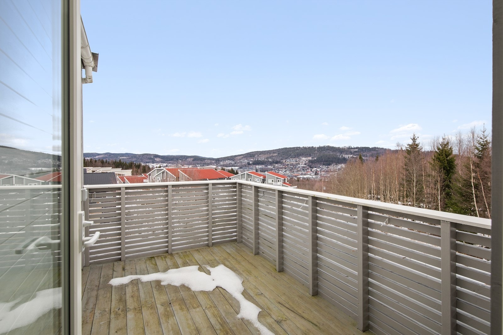 På balkongen kan du nyte flotte vår- og sommerdager og utsikten utover nabolaget. Galleribilde