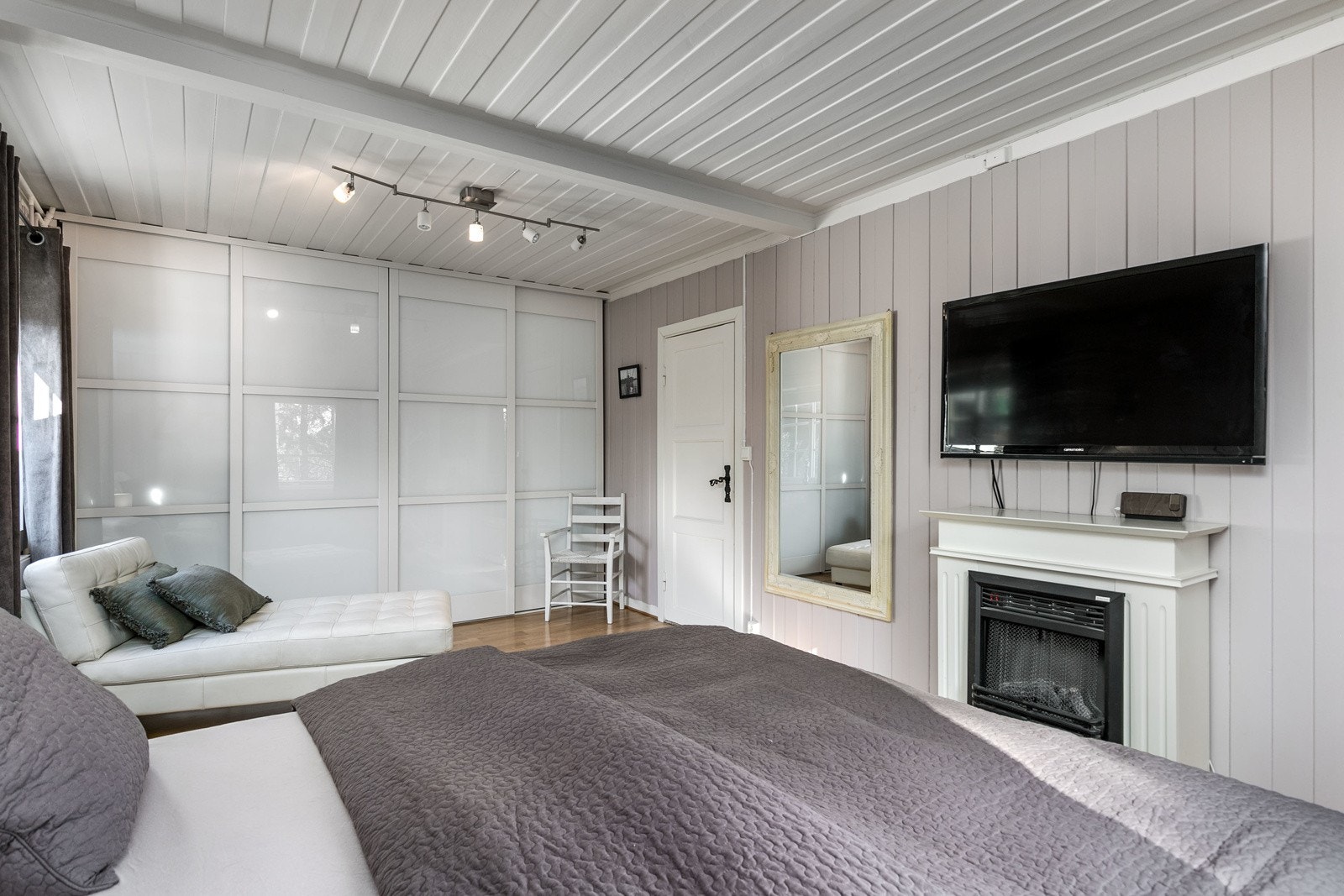 Innredet soverom i U. etasje. Stor skyvedørdsgarderobe sørger for rikelig med lagringsplass for klærne. Galleribilde