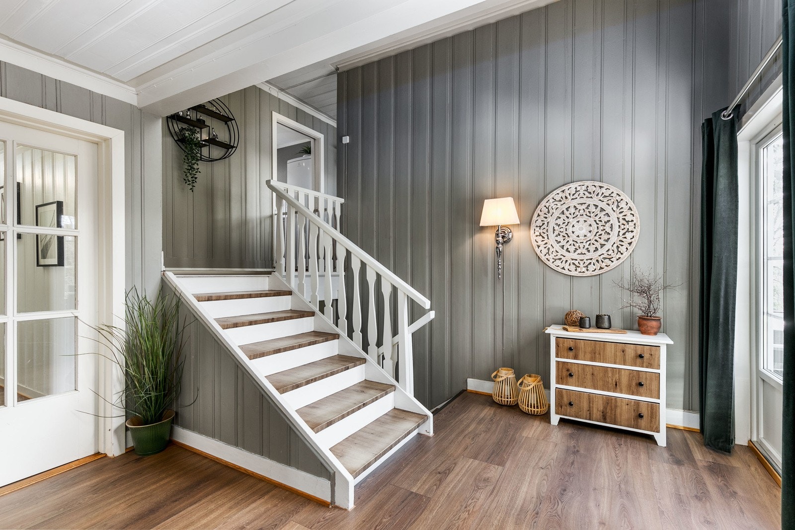 Gulvet i hall/gang og øvrige deler av 2. etasje er belagt med flott laminatgulv. Galleribilde