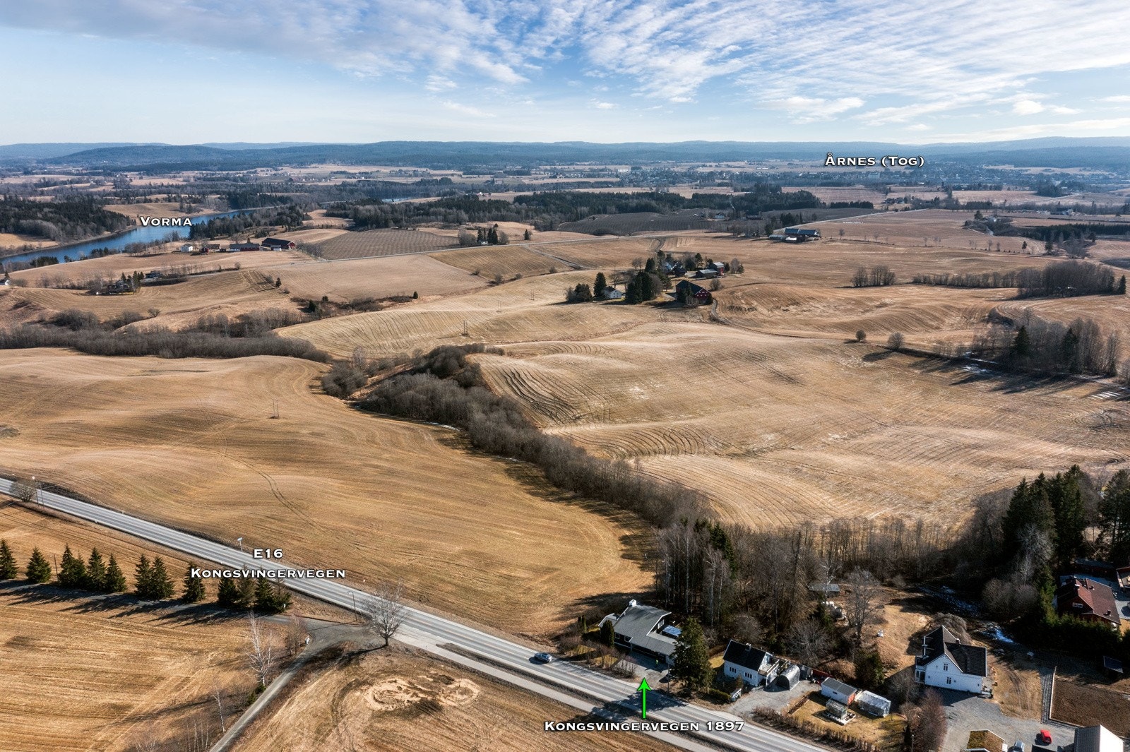 Dagligvarehandelen kan enkelt gjøres via Amfi Eurosenteret Vormsund (650 m) med nærmere 20 butikker fordelt på 13.494 kvadratmeter og Amfi Årnes med 20 butikker og bibliotek. Videre kan man benytte Coop Extra Neskollen (5,3 km) og Rema 1000 Neskollen Galleribilde