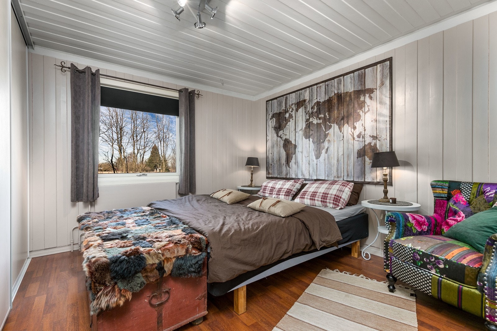 Soverom 3 er romslig med god plass til dobbeltseng, samt sørger en stor skyvedørsgarderobe for rikelig med plass til klærne. Galleribilde