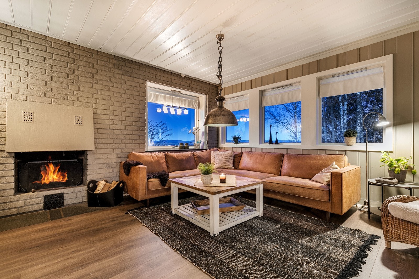 Den åpne stuen har to soner og fremstår som innbydende i lyse, tidsriktige fargevalg. Galleribilde