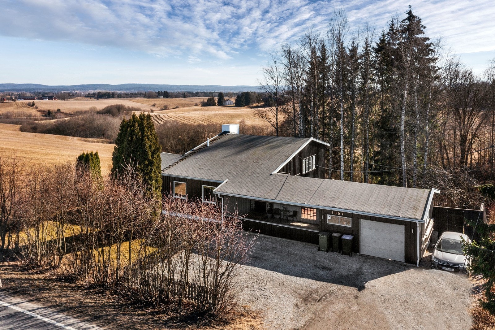 Boligen har en praktisk garasje, samt er det biloppstillingsplass for flere biler på gårdsplass. Galleribilde