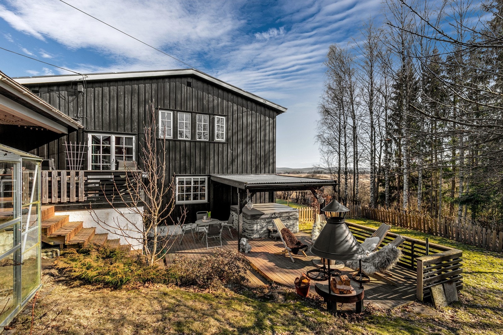 Stor solrik tomt på hele 1 849 kvm. Tomten er hovedsakelig lett skrånende og meget pent opparbeidet med stort plenareal, busker, trær, samt div. beplantning. Galleribilde