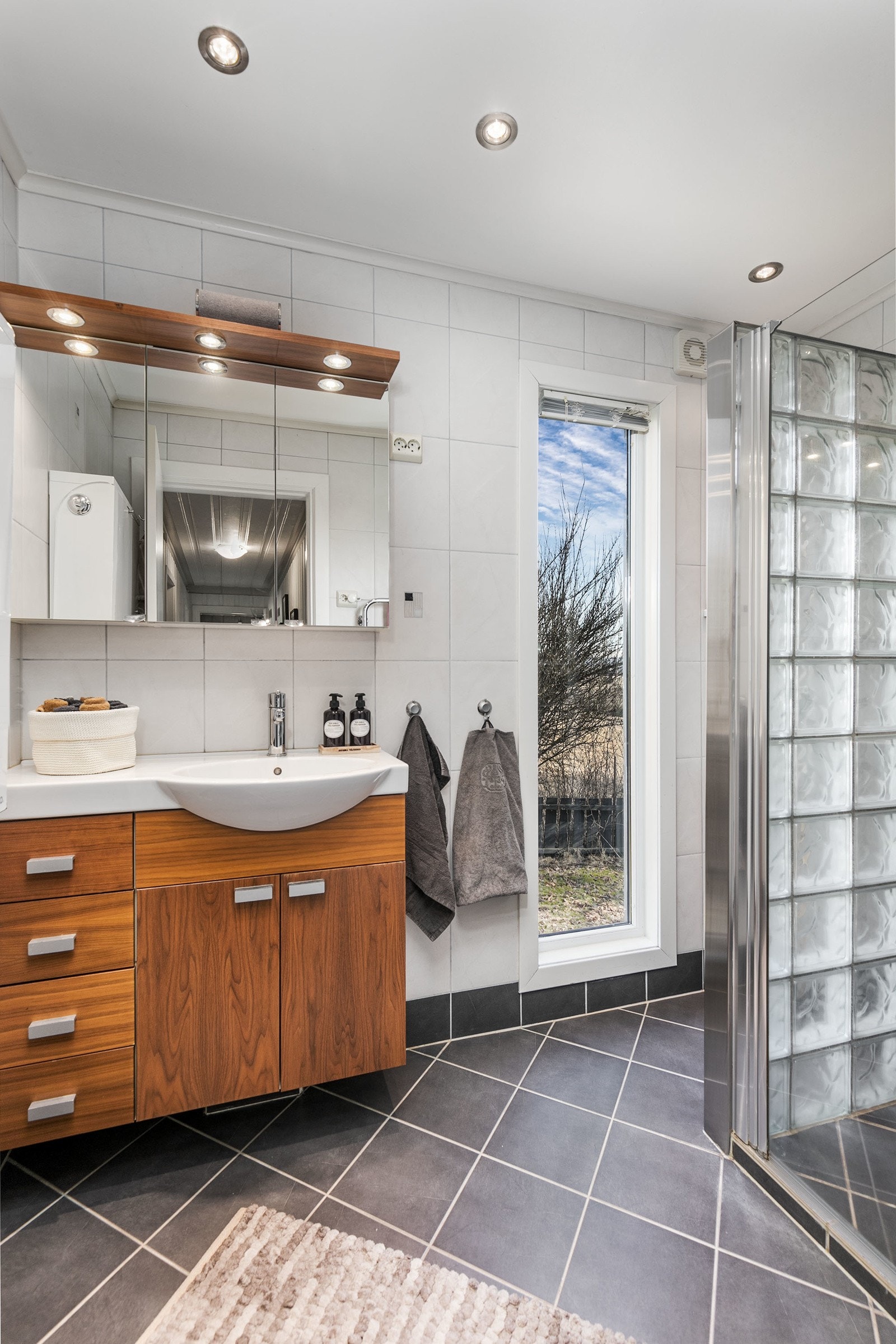 Pent bad i 1. etasje, oppgradert i 2005. Innredningen består av baderomsmøblement, speil m/toppmontert belysning og dusjsone med glasbyggersten. Badet er gitt tilstandsgrad 2 på membran, tettesjikt og sluk, samt tilstandsgrad 3 pga. manglende fall og bom Galleribilde