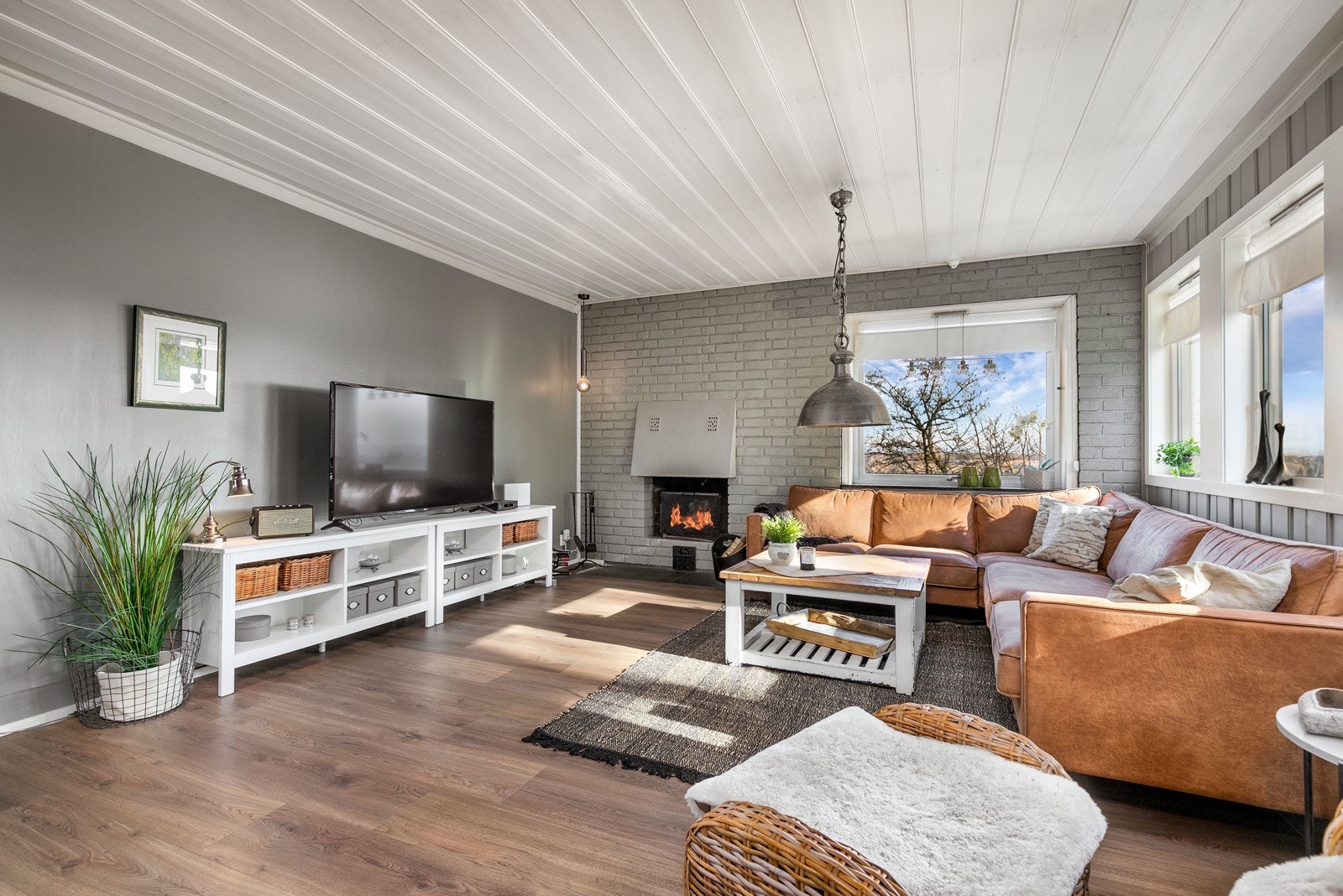 Rommet har lyse veggflater og på gulvet er det lagt flott laminat. Galleribilde