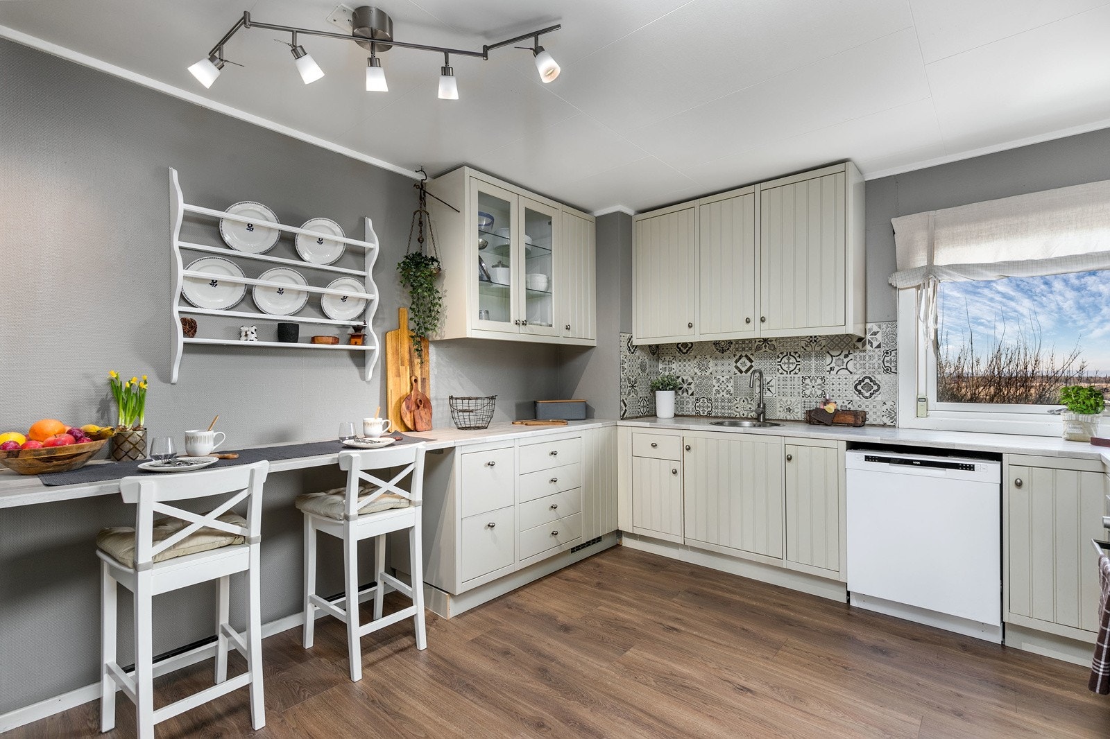 Pent klassisk kjøkken av god størrelse - utformet i U-form for maksimal utnyttelse av rommet. Galleribilde