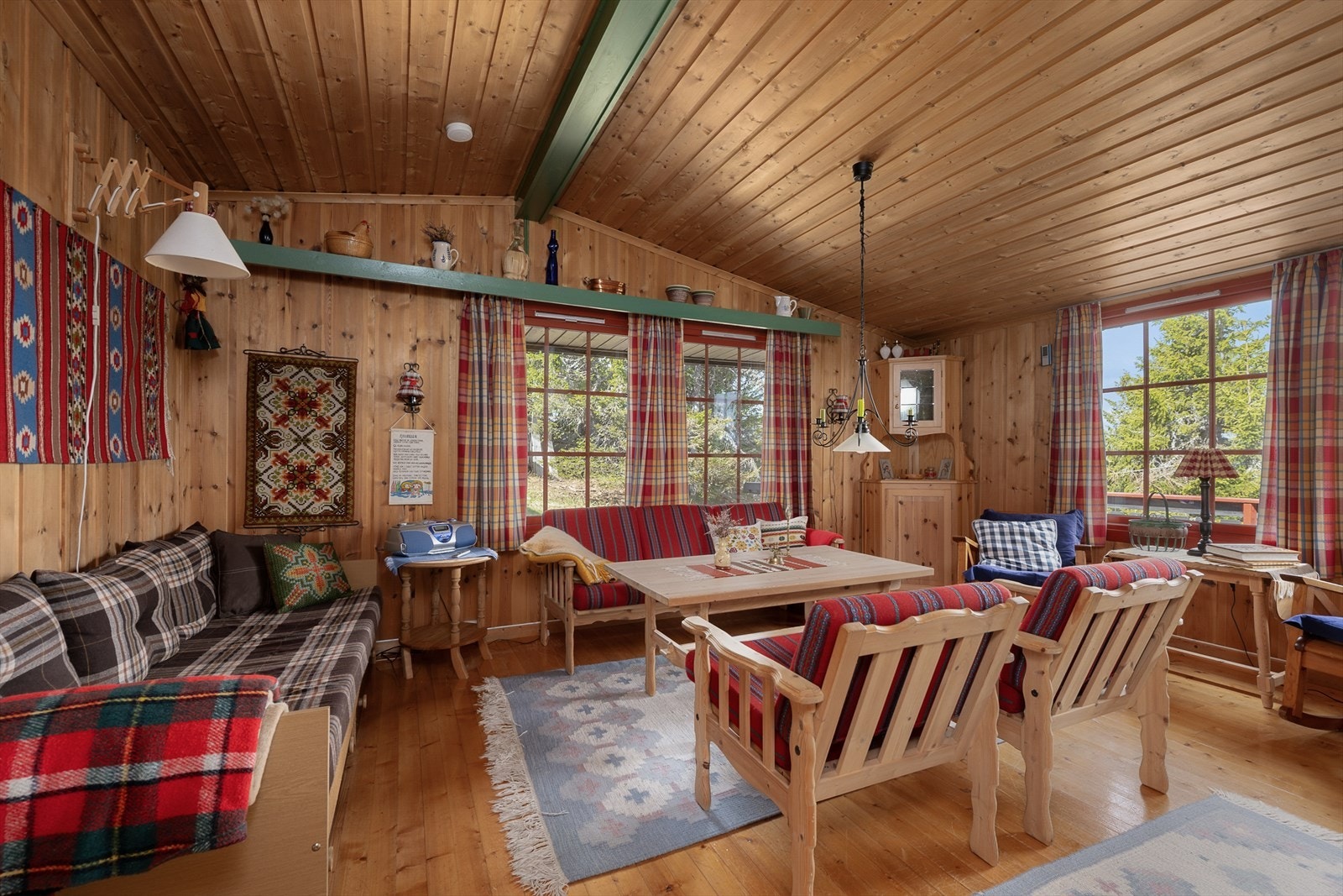 Hytta, som fremstår i tradisjonell stil, bærer preg av godt og jevnlig vedlikehold. Galleribilde