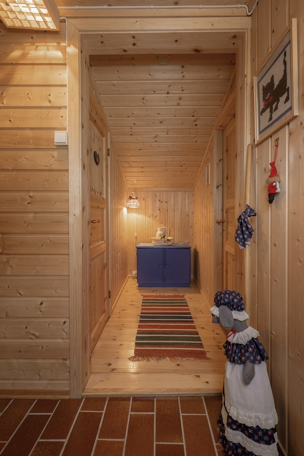 Fra gangen er det adkomst til wc og ett av soverommene. Denne delen er tilbygget. I tillegg er det adkomst til badet og inn til oppholdsrommet via den opprinnelige entréen. Galleribilde