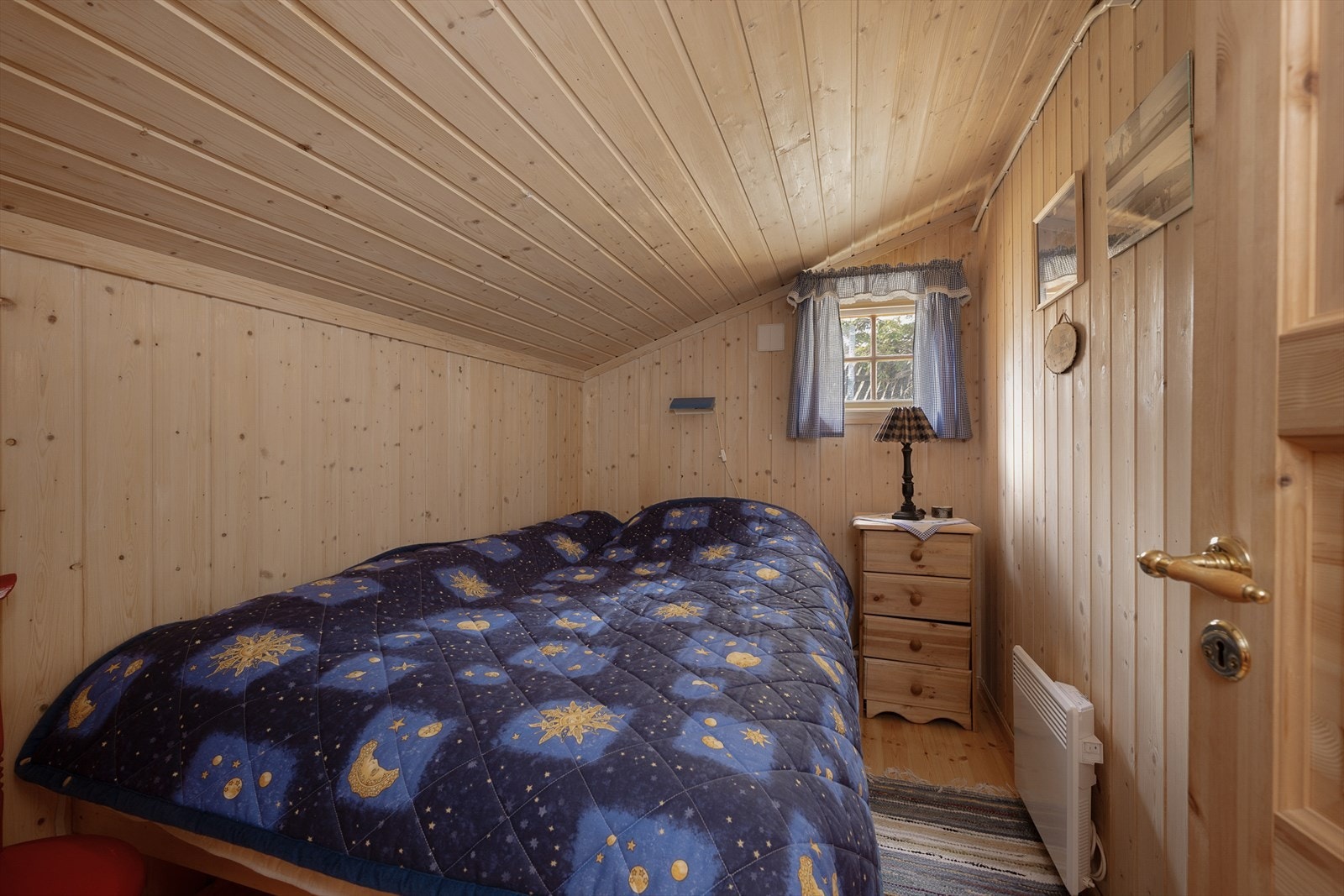 Rom innredet som soverom, ligger i den tilbygde delen. Ikke målbart pga for lav takhøyde. Galleribilde