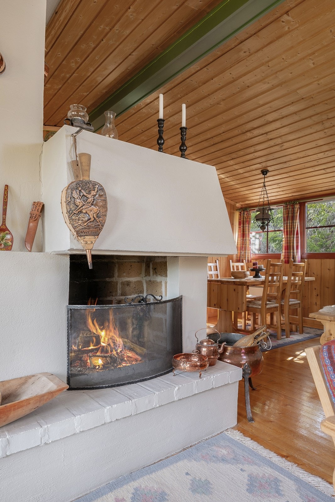 Åpen peis for varme og den riktige stemningen. Det er i tillegg vedovn for ekstra god varme samt elektrisk fyring i hytta. Galleribilde