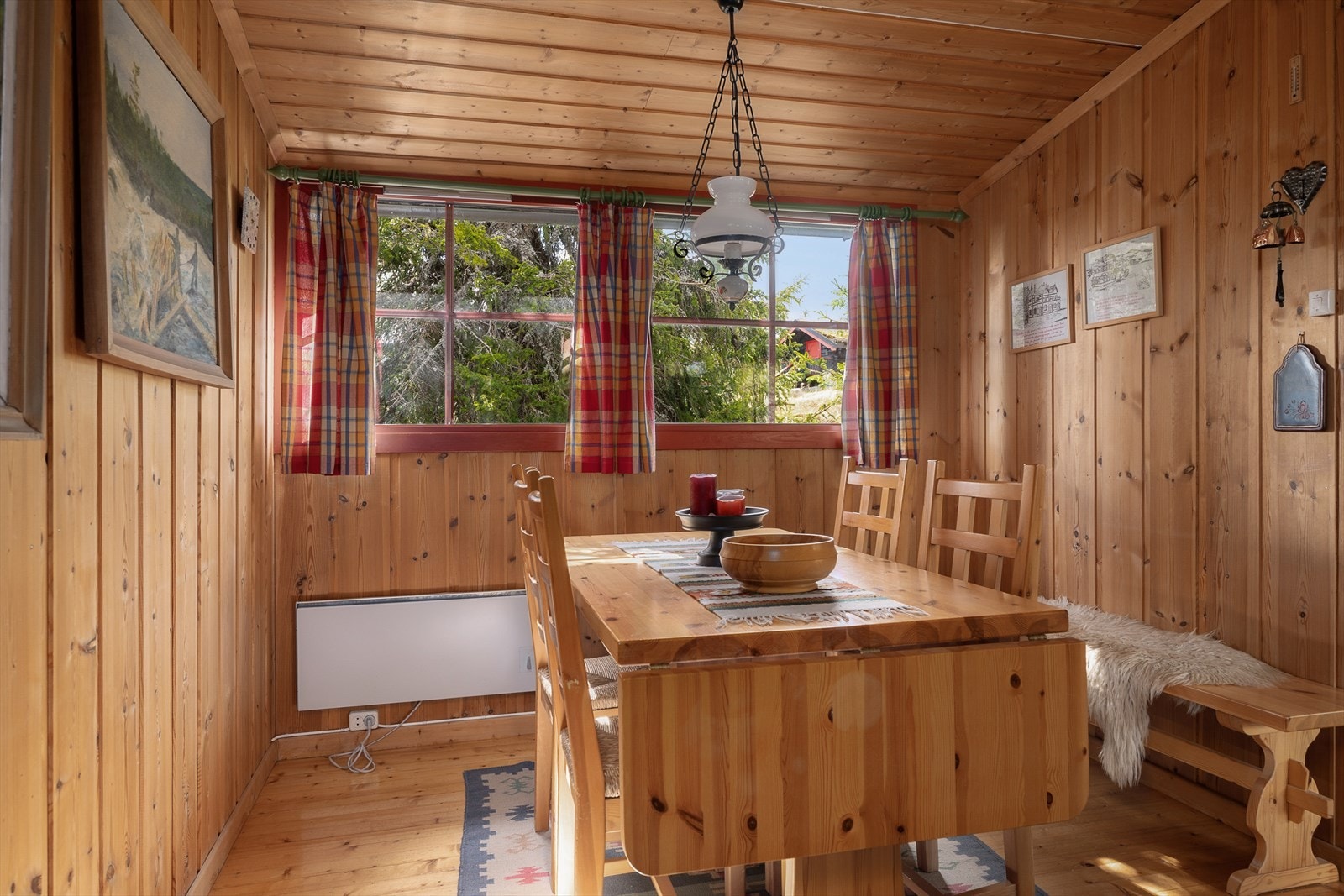 Koselig spiseplass og fin plass rundt langbordet. Galleribilde