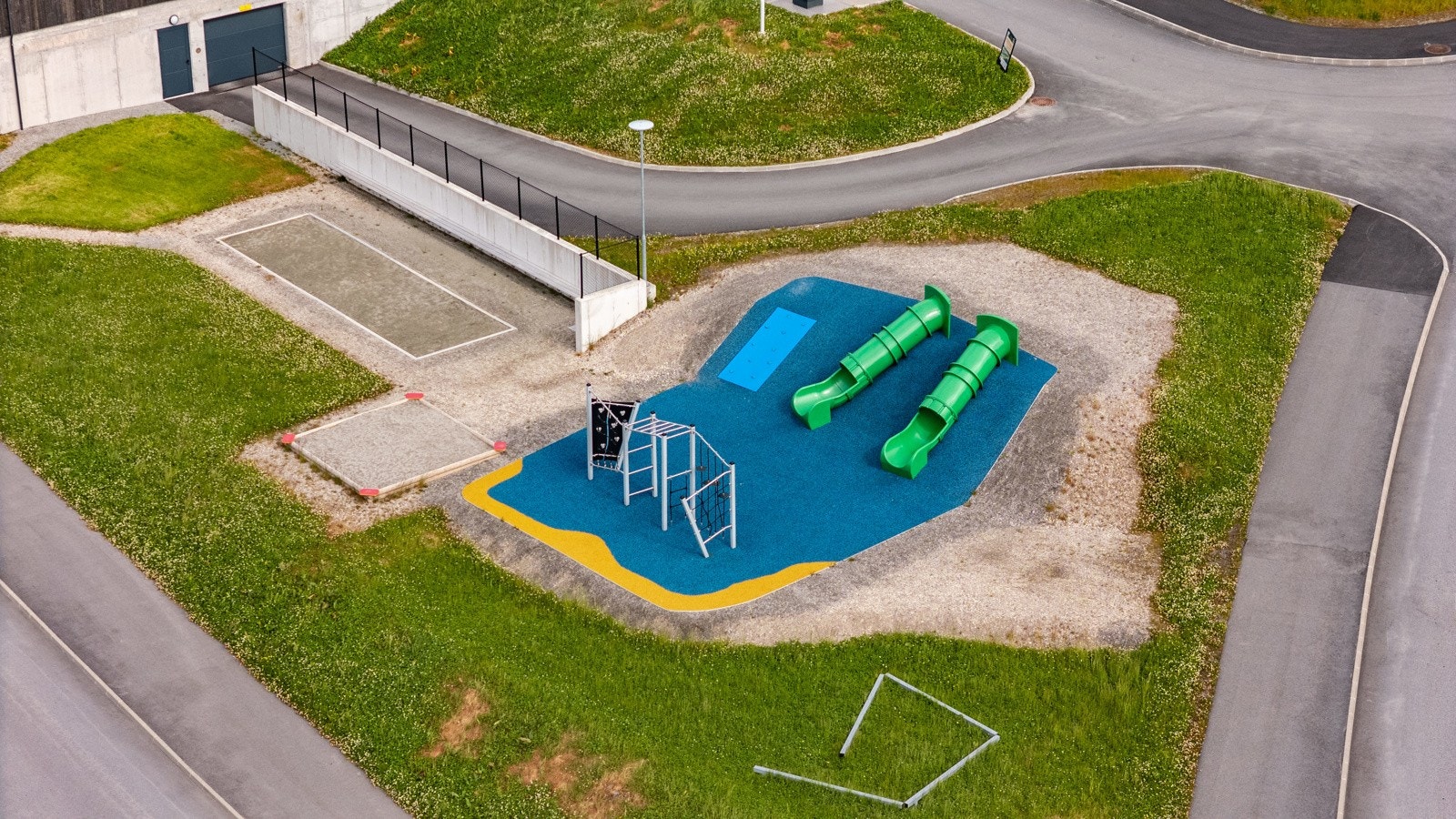 Kjekk lekeplass for barn og barnebarn Galleribilde