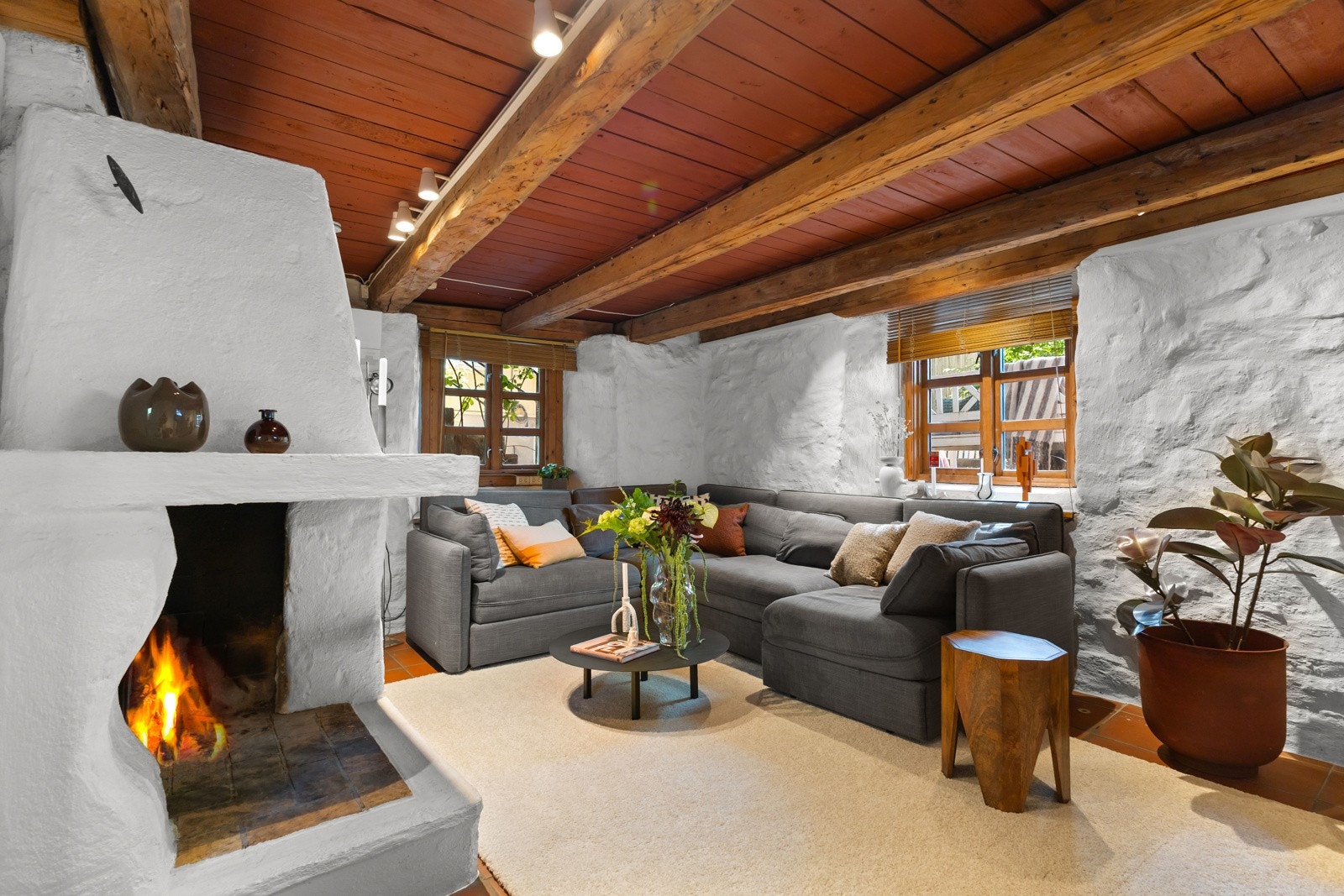 Peisen er kjelleretasjens midtpunkt, og oser av den klassiske sjarmen. Galleribilde