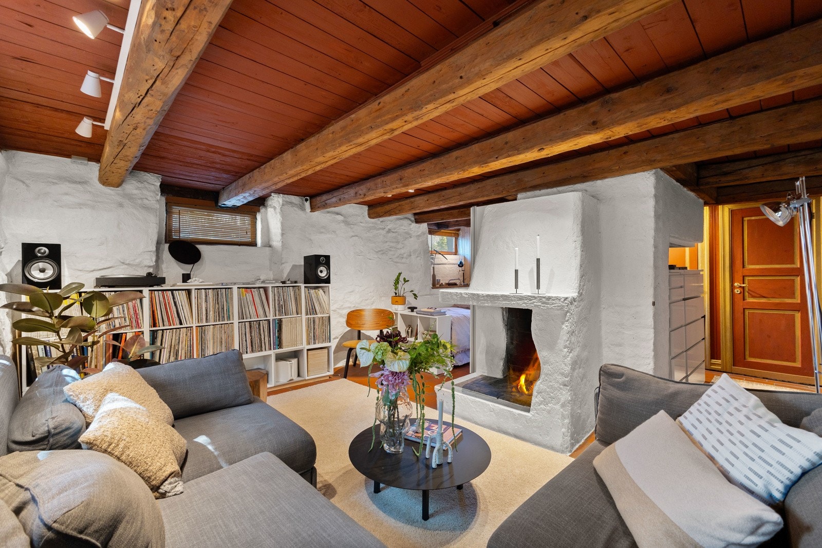 Her møtes man av synlige trebjelker i himlingen, hvitmalte murvegger, samt flislagt gulv. Galleribilde