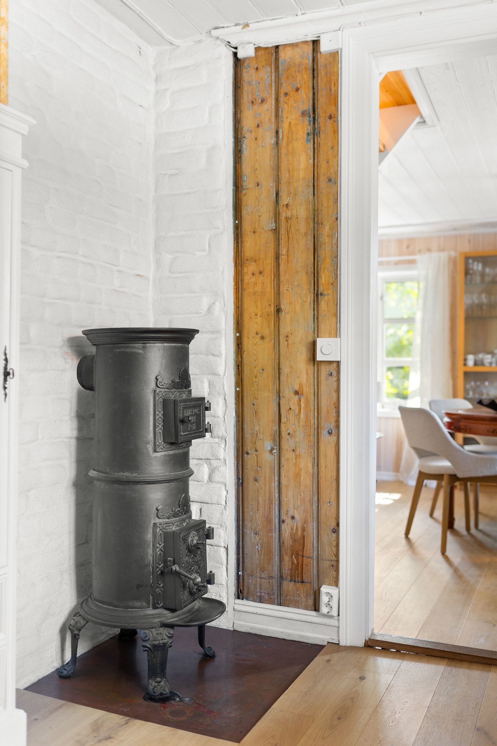 etasjeovn i støpejern - både et stemningsfullt blikkfang og en historisk varmekilde med røtter tilbake til husets opprinnelse. Galleribilde