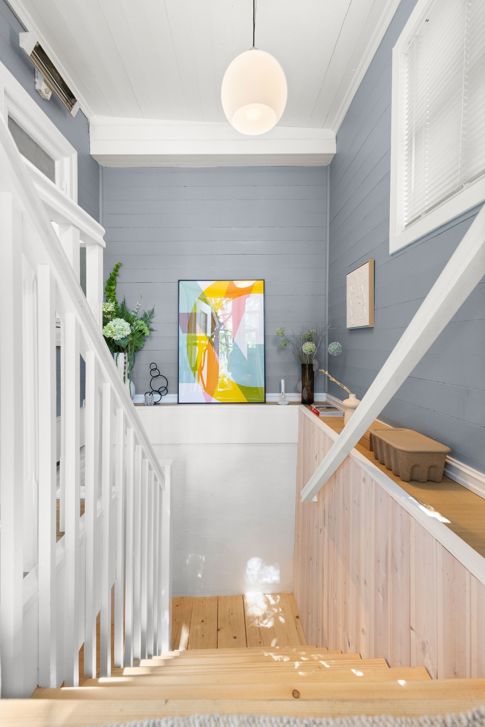 Fra entréen leder en trapp deg videre ned til underetasjen, hvor du blant annet finner et nyere bad og en karakteristisk kjellerstue. Galleribilde