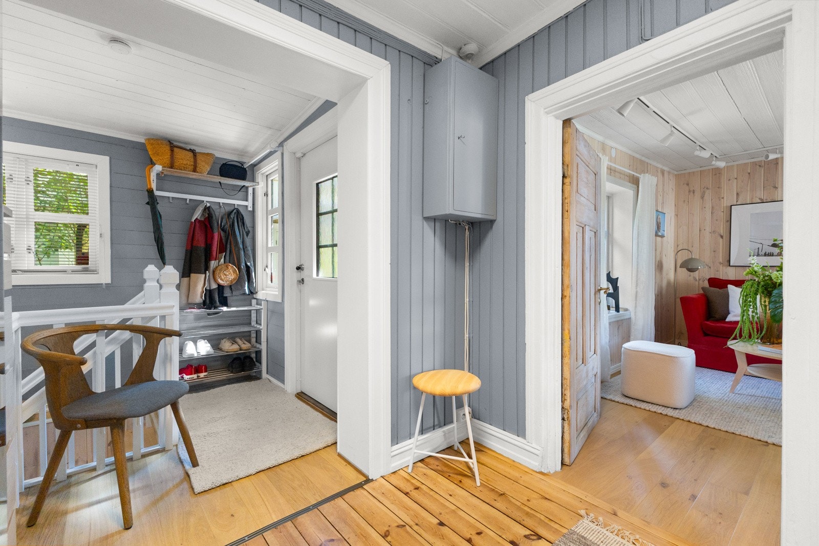 Gangen fungerer som et naturlig bindeledd mellom første etasje hvor man har adgang til stue og kjøkken. Galleribilde