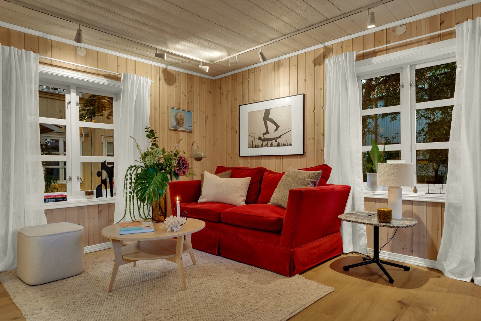 Stua rommer god plass til sofagruppe og spiseplass. Galleribilde