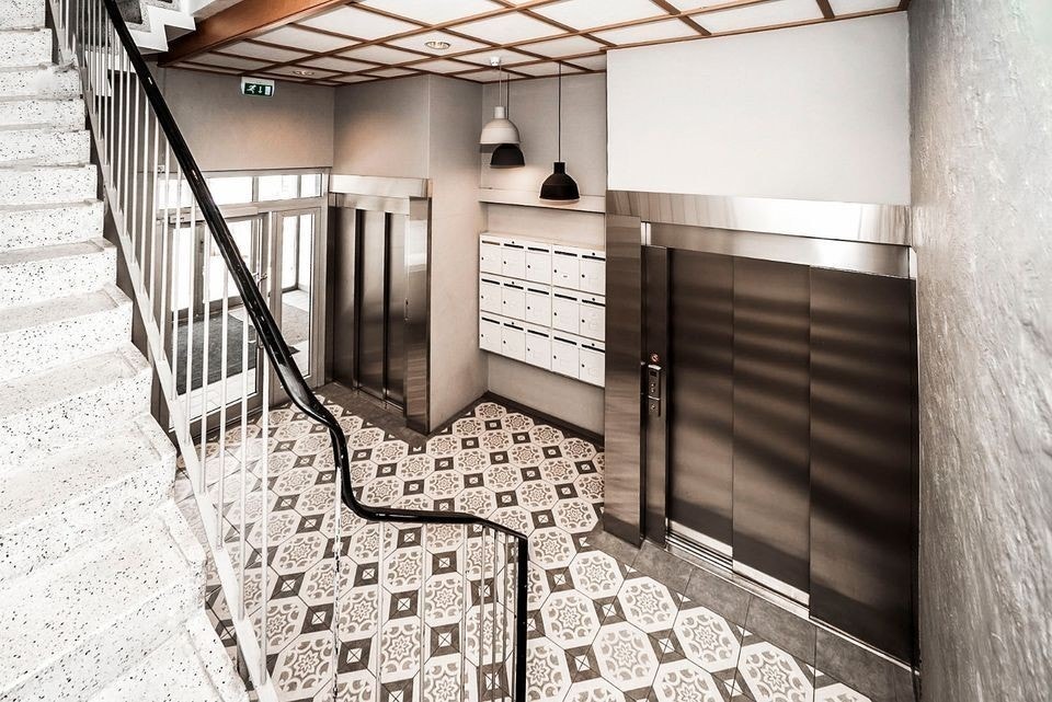 Inngangsparti og heiser Galleribilde