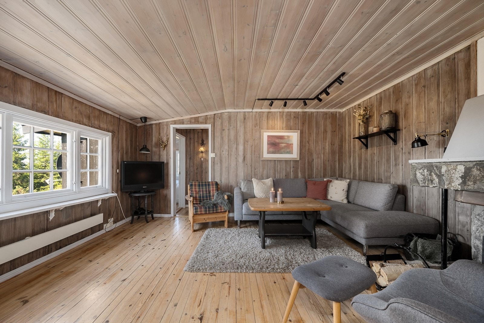 Det er en gjennomført og innbydende stil i hytta med lune og tidløse fargetoner. Galleribilde