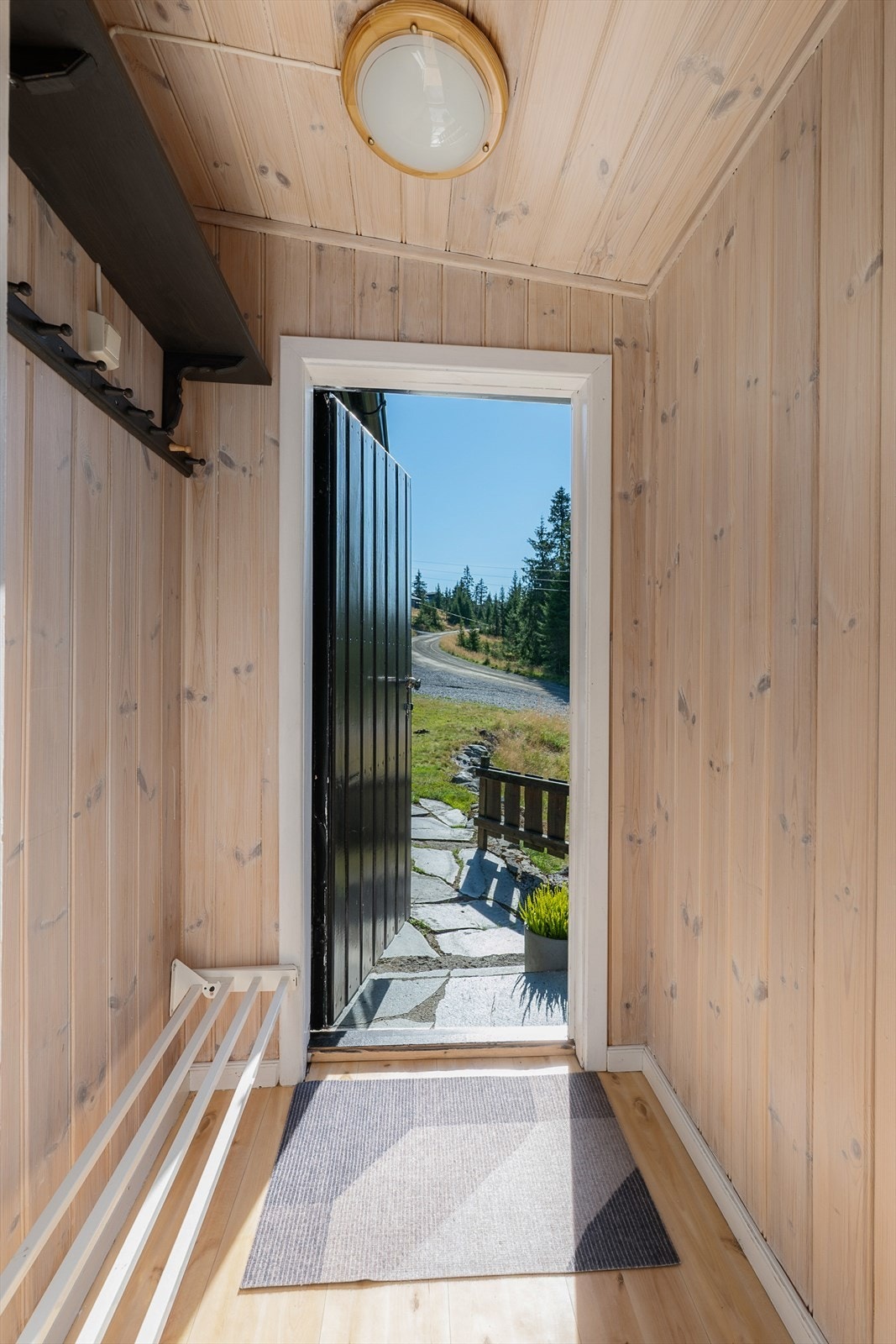 Gang med plass til å henge fra seg klær og utstyr. Galleribilde