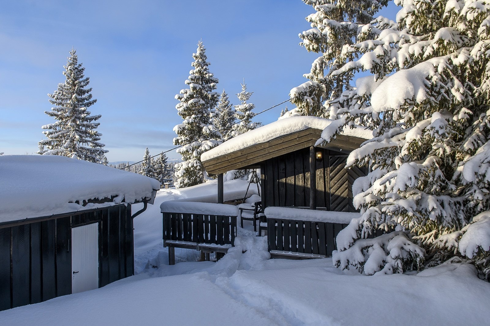 Eiendommen består av hytte, anneks og uthus. Galleribilde