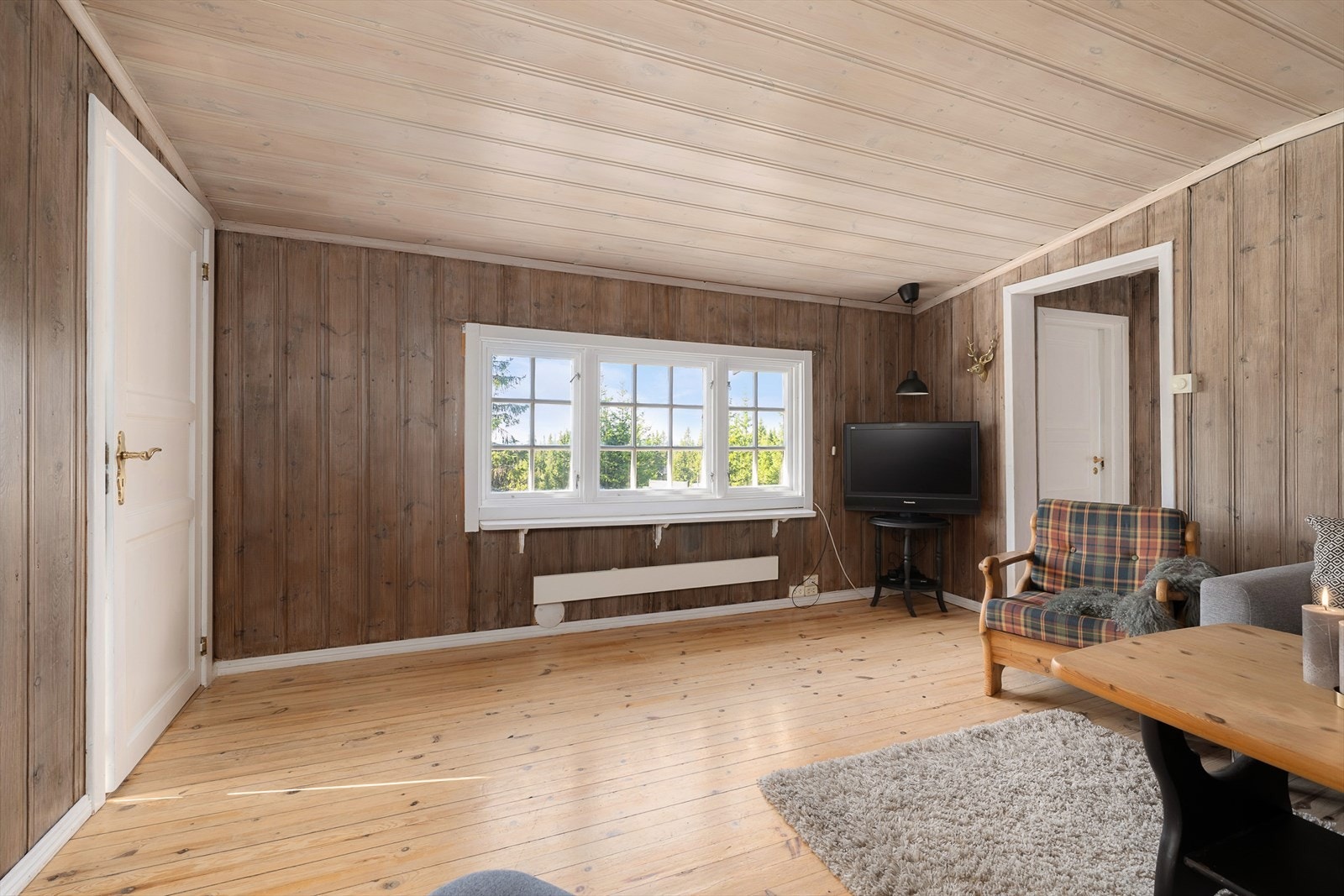 Inngang inn i stua via en liten gang. Rommet har fine møbleringsmuligheter og en rustikk og koselig stil. Galleribilde