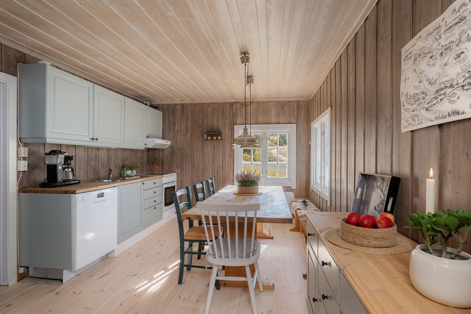 Kjøkken med spiseplass ligger i fin kontakt med stua. Godt lys inn over spisebordet. Galleribilde