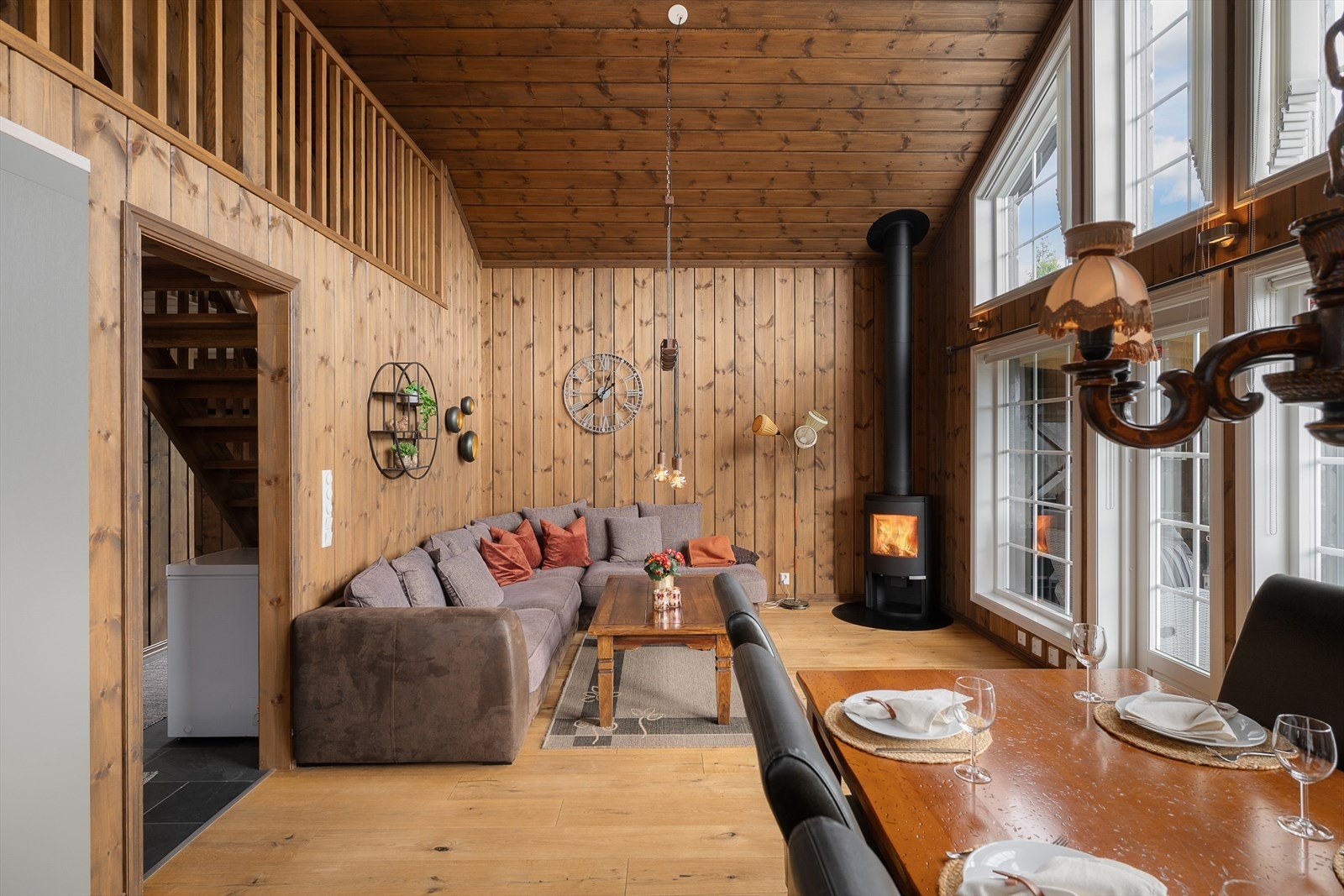 Det kommer rikelig med naturlig lys inn i rommet gjennom de store vindusflatene i stua. Galleribilde