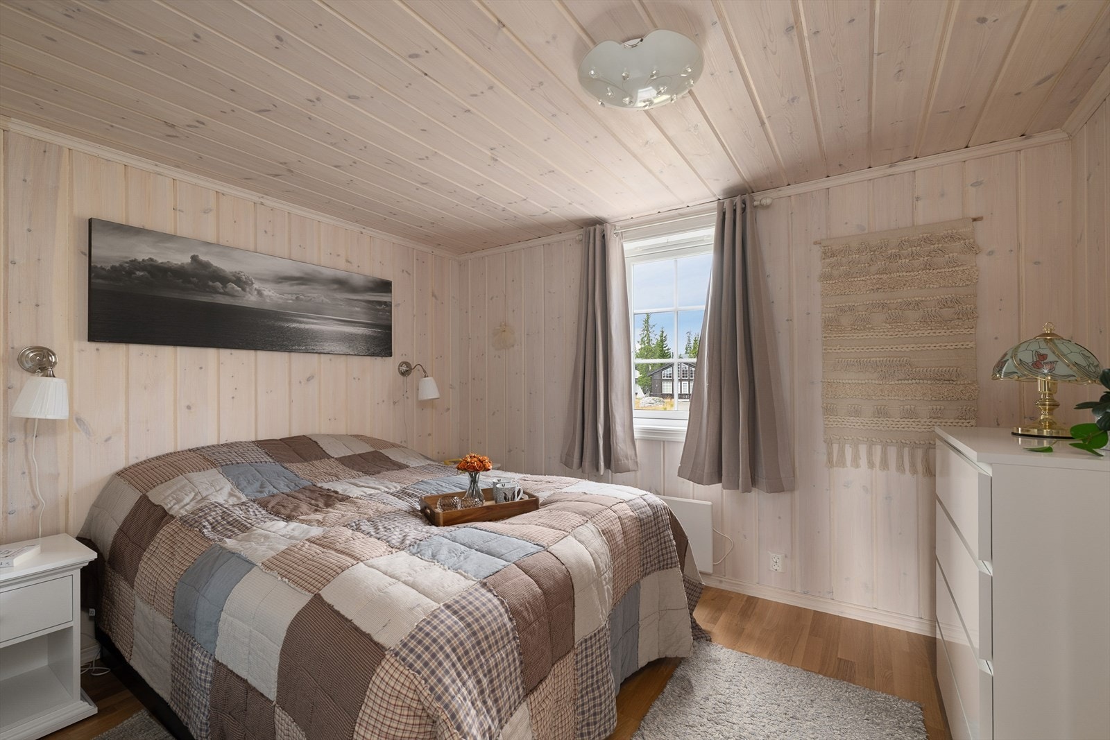 Hyttas soverom er innredet med dobbeltseng og har plass til både skyvedørsgarderobe og en enkel kommode. Galleribilde