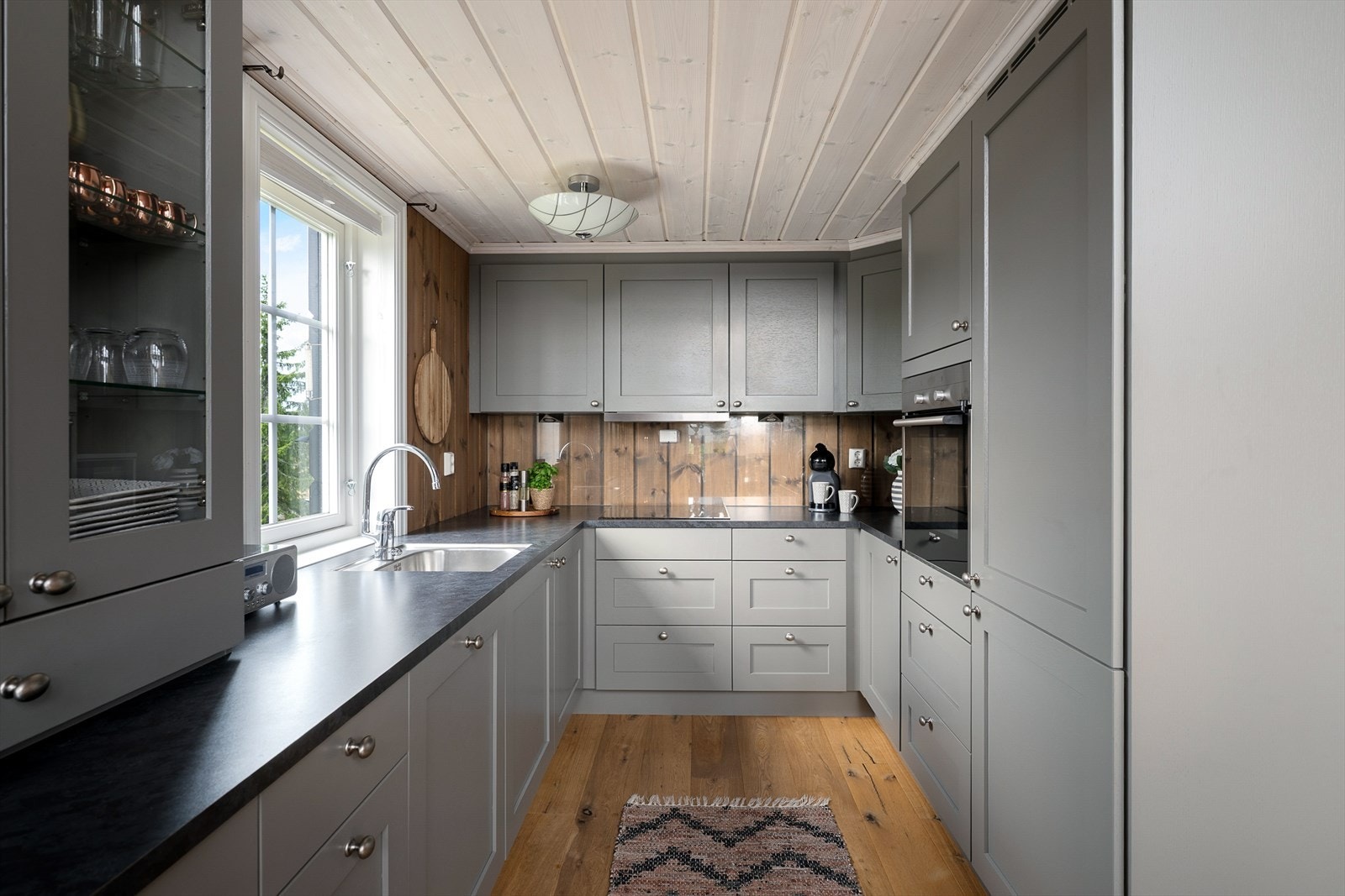 Lekkert, lunt og funksjonelt kjøkken i hytta. Oppgardert i forhold til standard. Rikelig med skap-og benkeplass. Koselig med vindu over benk. Galleribilde