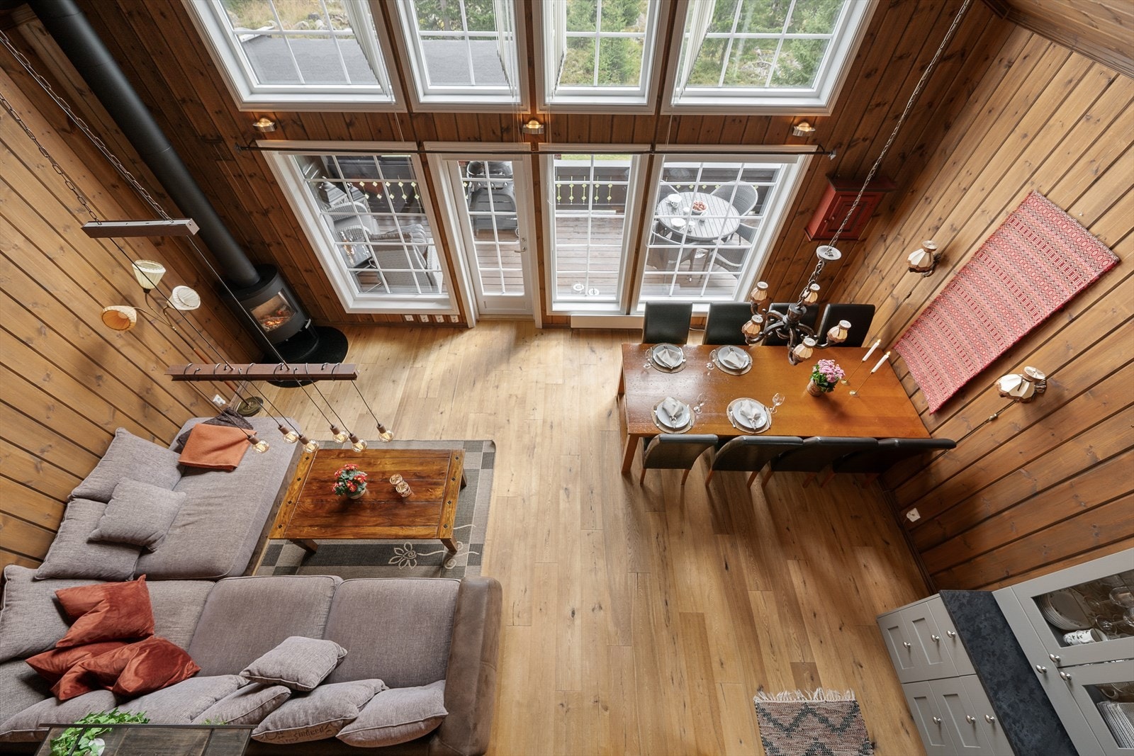 Stua oppleves som lys og luftig takket være de store vindusflatene og den gode takhøyden. Galleribilde