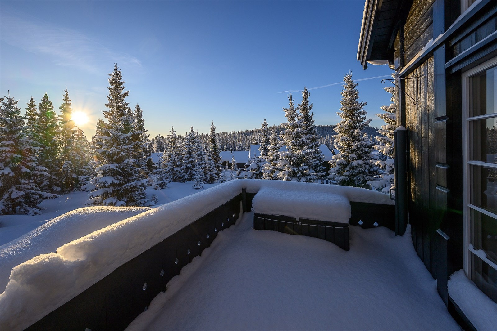 Det er utgang til åpen terrasse fra stua hvor du sitter forholdvis skjermet for innsyn. Galleribilde