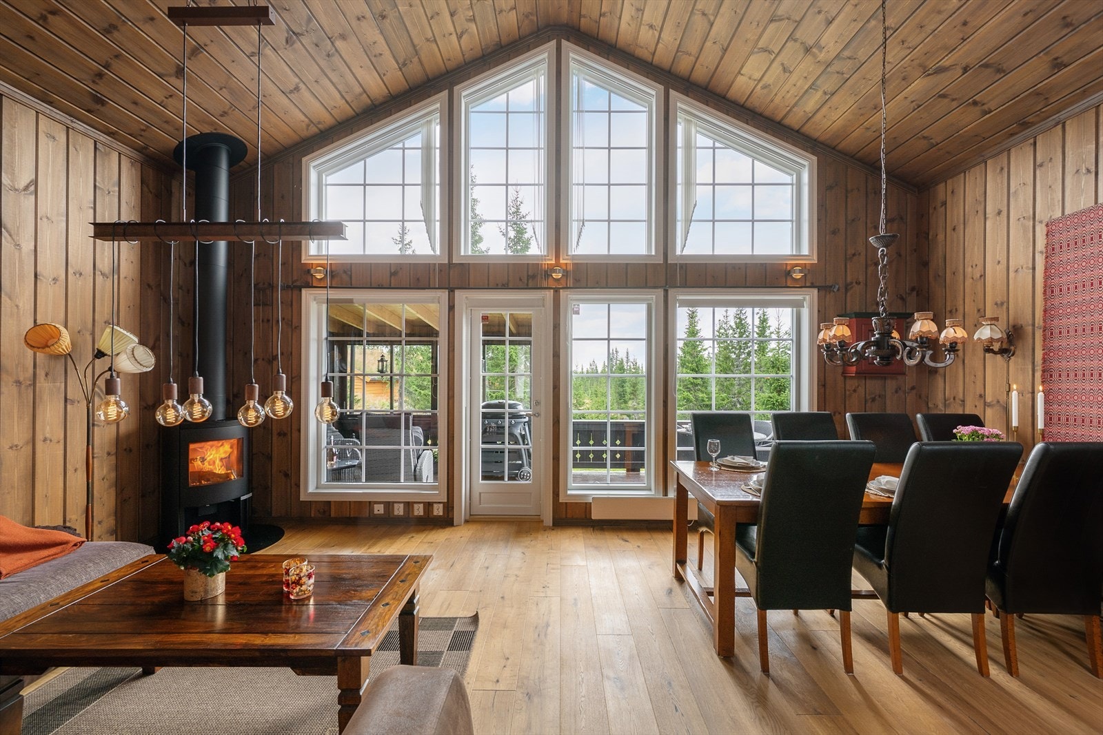 Romslig og åpent oppholdsrom med god takhøyde og hyggelig atmosfære. Galleribilde