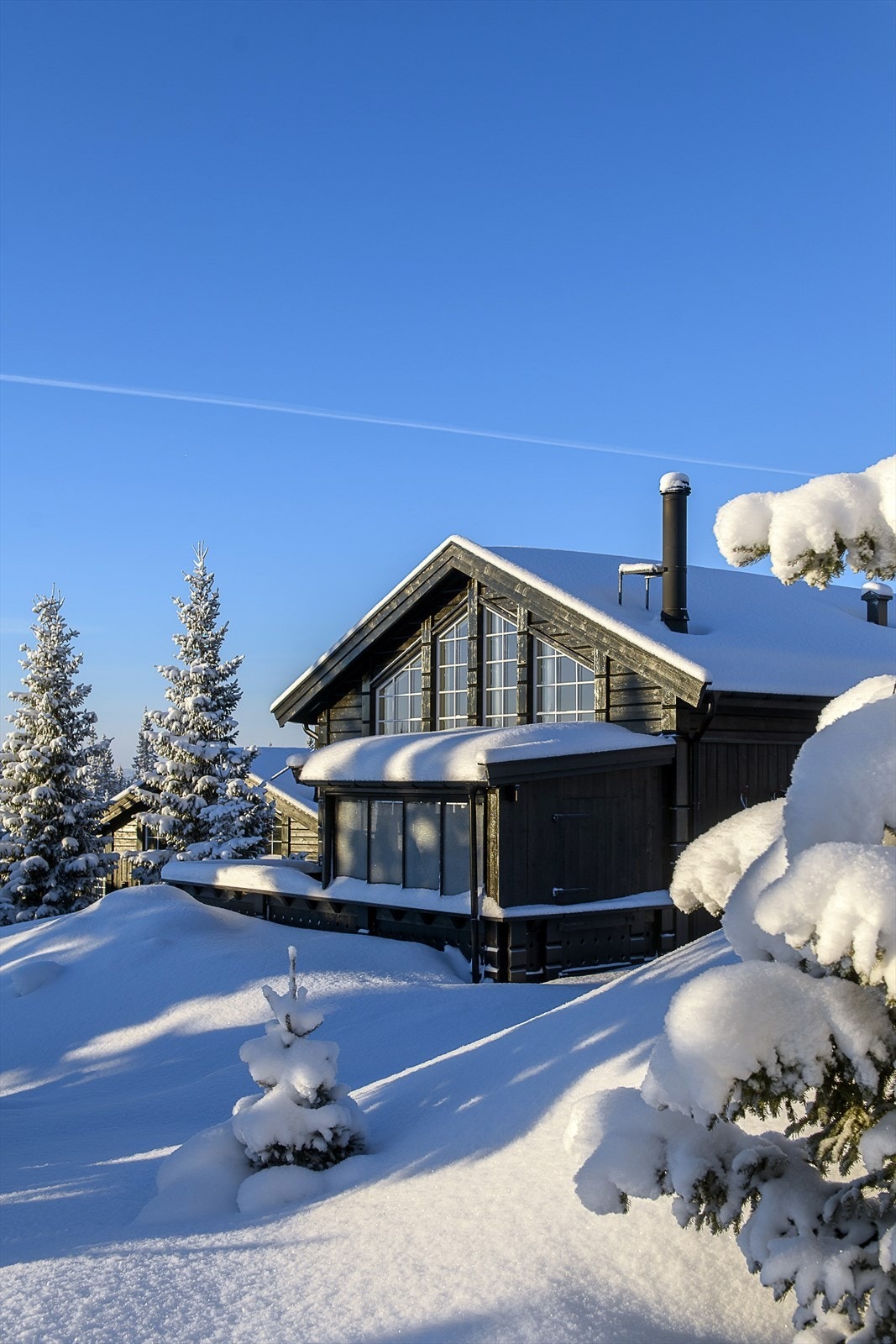 Det er relativt flat tom rundt hytta som ligger i ytterkanten av hytteområdet. Familievennlige omgivelser med kort vei til skiløyper og alpint. Galleribilde