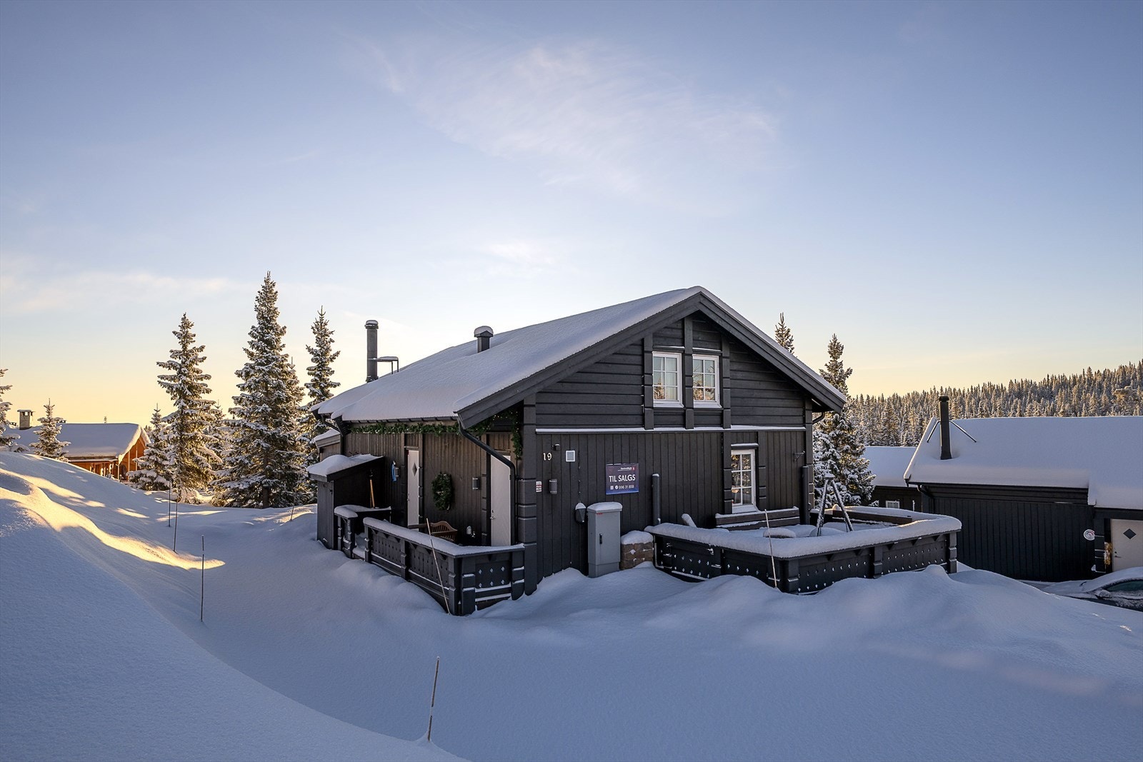 Enkel adkomst til hytta. Gruset adkomst og gode parkeringsmuligheter ved egen tomt. El billader. Galleribilde